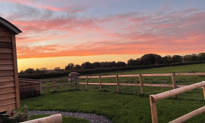 Hayling Island Cabin | 'Get Spooky' at The Hut on a working farm by the South Coast