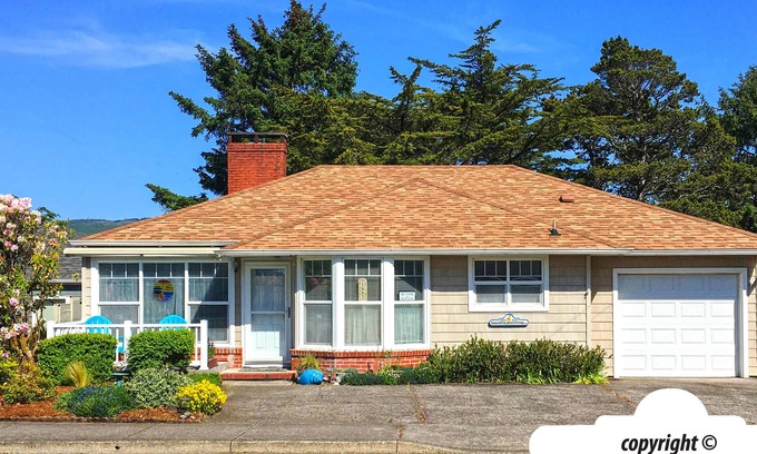 Seaside House | GETAWAY COTTAGE at Seaside Beach Near Ocean Pet Friendly HOT TUB 400ft To Beach
