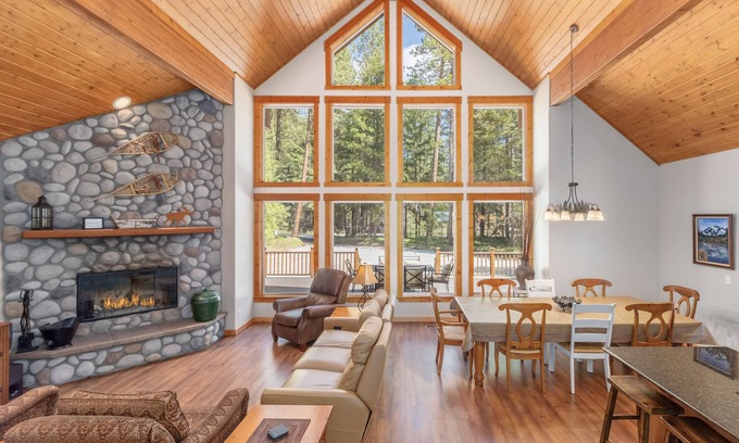 Ardenvoir Cabin | Getaway Moose-Hot Tub, Deck, WIFI, BBQ, Sleeps 6