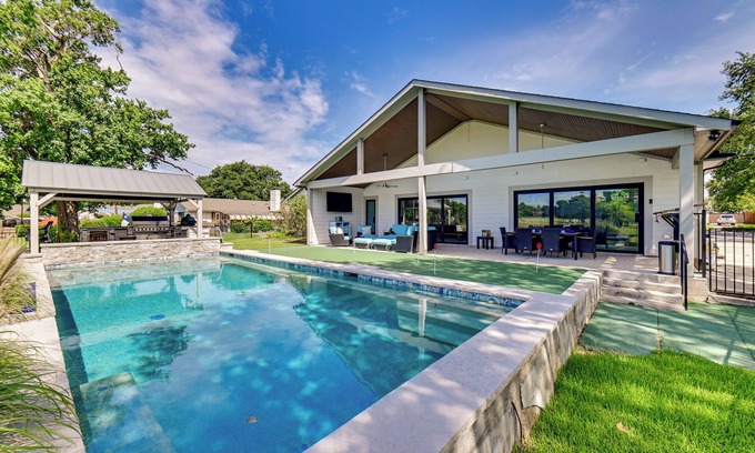 Farmers Branch House | Getaway Near Dallas w/Retro-Style Game Room!