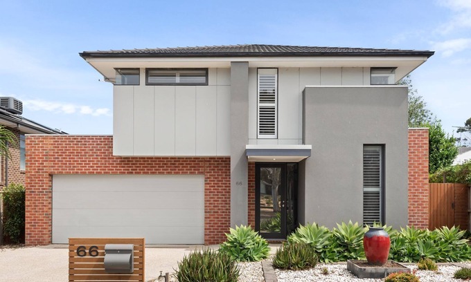 Portarlington House | Getaway on the Rise - Stylish and spacious indoor/outdoor entertainment.