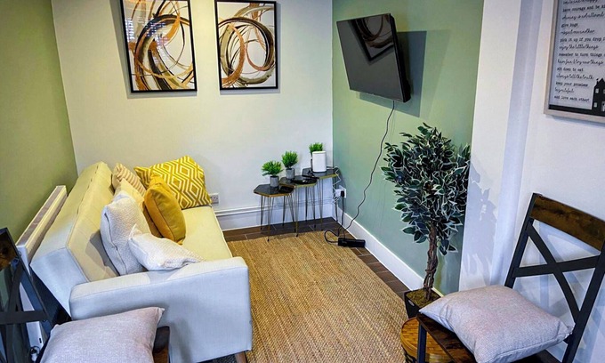 Playhatch House | GH Woods - Family-sized Apartment For 6
