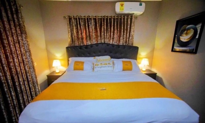 Accra House | GHL G Floor 2-bedroom Sleep 4. DSTV, WiFi and Solar for work or leisure.