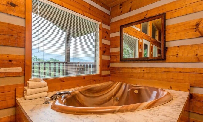 Gatlinburg - Pigeon Forge Cabin | Gigantic Views GSMNP/3.6 Miles 2 DwTn Gatlinburg