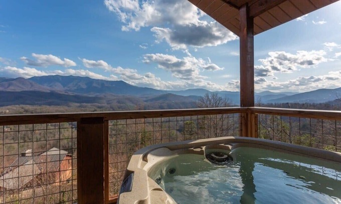 Gatlinburg - Pigeon Forge Cabin | Gigantic Views GSMNP/3.6 Miles 2 DwTn Gatlinburg