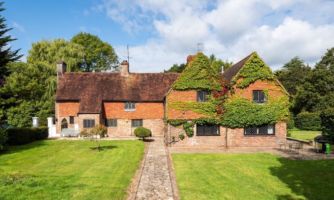 Upper Dicker House | Gildridge Estate+Large Groups+Tennis Court+Hot Tub