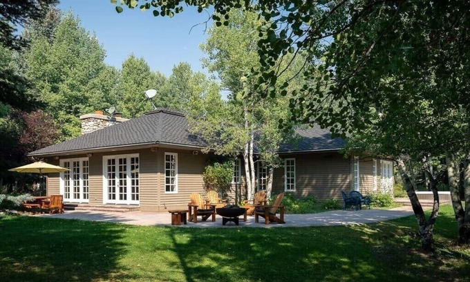 Sun Valley House | Gimlet Family Home | Close to Lift with Hot Tub!