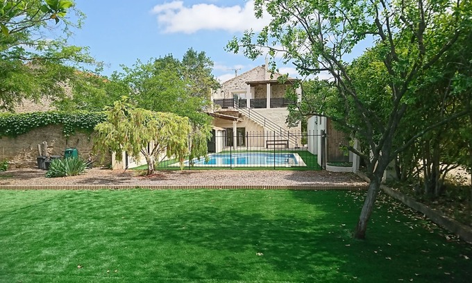 Le Somail Cottage | Gîte, 102 m2, large private terrace. Swimming pool/parking area on the property
