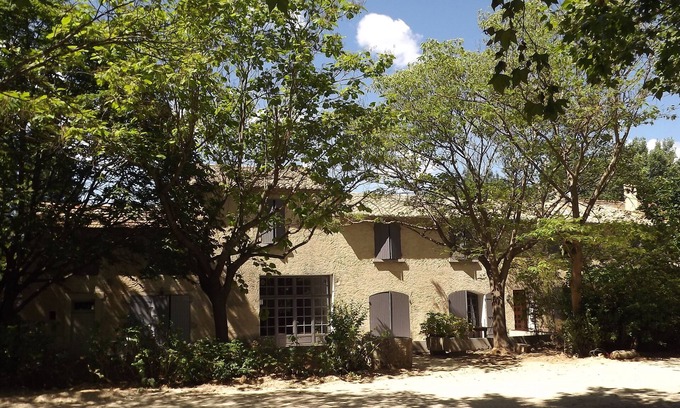 Cavaillon House | Gîte in a Mas in the countryside at the foot of the Luberon. terrace, swimming pool and barbecue.