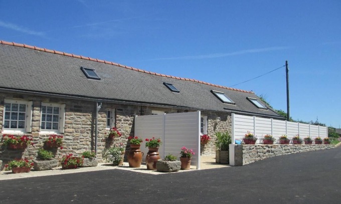 Landunvez House | Gite menhir ground floor between land and sea