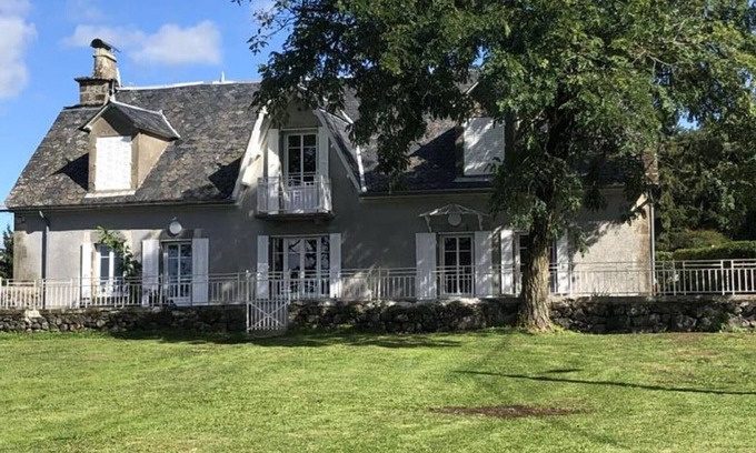 Saint-Bonnet-de-Salers Cottage | Gite Saint-Bonnet-de-Salers, 4 bedrooms, 9 persons