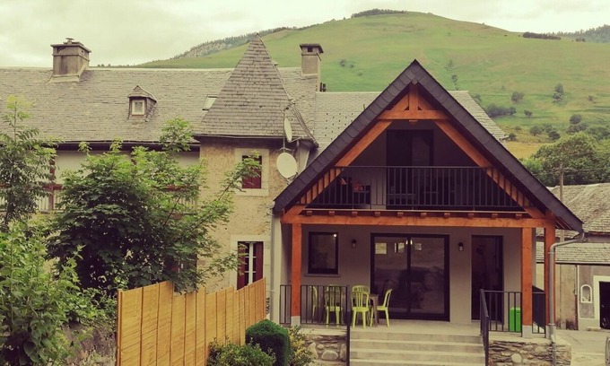 Arreau House | Gîtes chez Sylvie for 2/5p with charming balcony