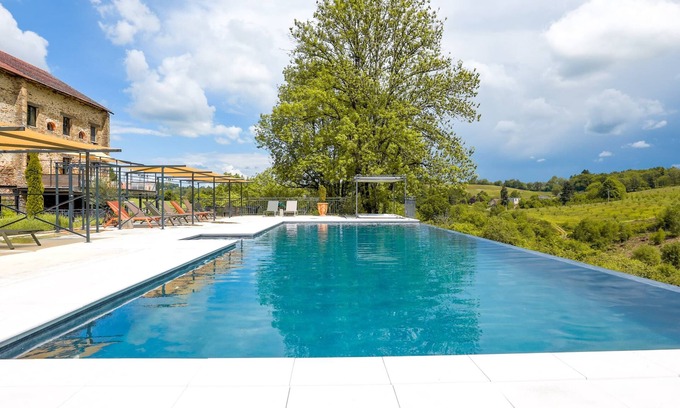 Coussac-Bonneval House | Gites de la fabrique, infinity pool, jacuzzi, playground, in/outdoor trampoline