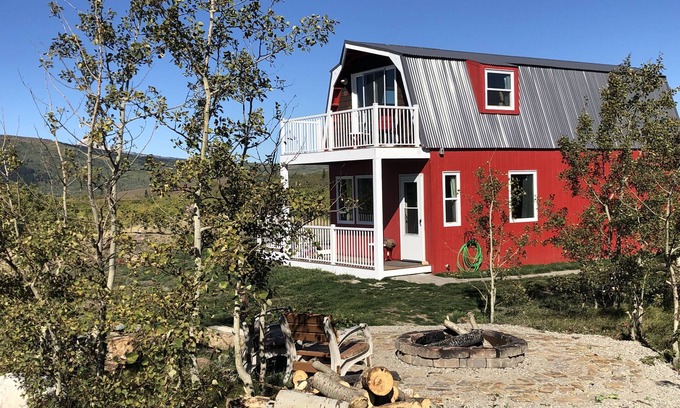 Babb House | Glacier Lookout - Spacious, New & Villa Overlooking the Rockies & St Mary Lakes