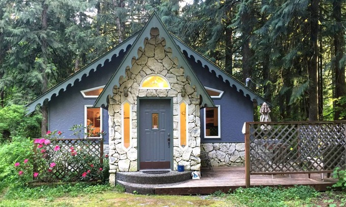 Warnick Cabin | Glacier Springs Cabin #60 - Hot Tub - BBQ - WiFi - Sleeps 2