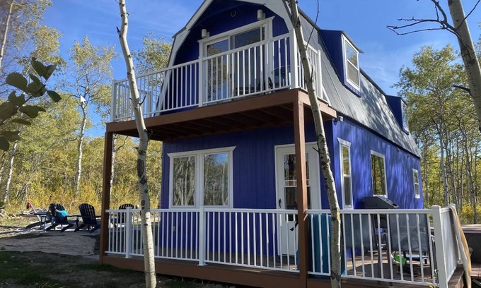 Babb Cabin | Glacier Summit - Spacious, New & Modern Villa Overlooking the Forest & Rockies