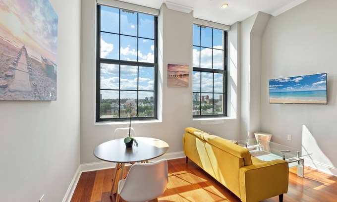 Olde Kensington Apartment | Glam Flat w View/Pool/Deck