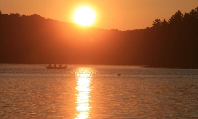 Irondale Cottage | Glamour Lake Gem Sleeps 10