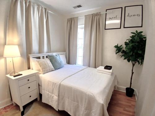 West Hyattsville Bed & Breakfast | Glamour Room in Washinton DC
