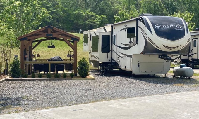 Morganton House | GLAMPING in BLUE RIDGE, salt water pool, hot tub, PAVED ACCESS, perfect location