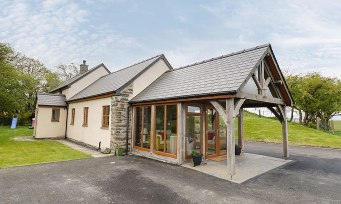 Denbigh Cottage | GLAN GORS, character holiday cottage, with hot tub in Denbigh
