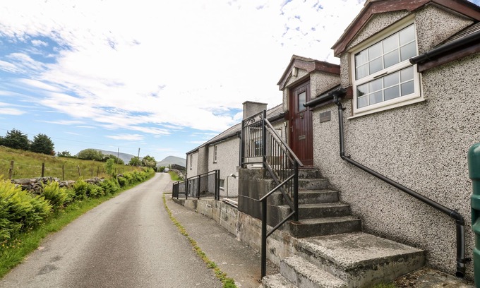 Gallt Y Foel Cottage | GLAN Y GORS, pet friendly, character holiday cottage in Llanberis