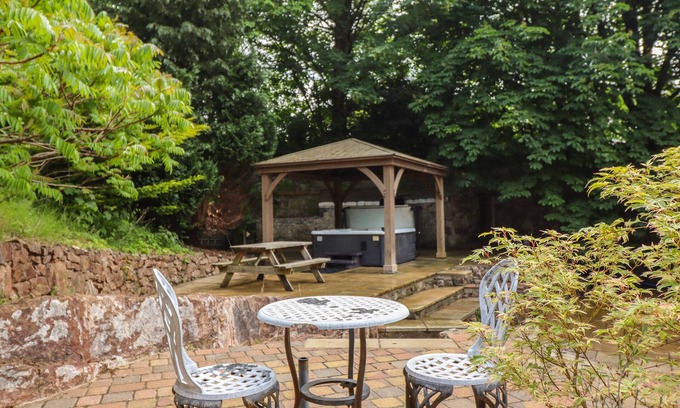 Y Felinheli Cottage | GLAN Y MOR LODGE, family friendly, with hot tub in Y Felinheli