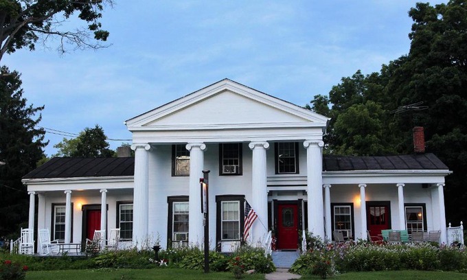 Interlaken Bed & Breakfast | Glass Magnolia Bed & Breakfast