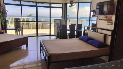 San Fernando House | Glass Palace House Rental