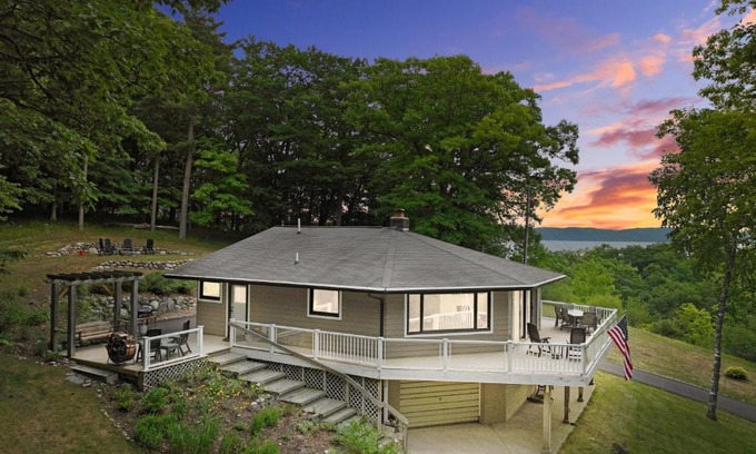Empire House | Glen Lake Ridge