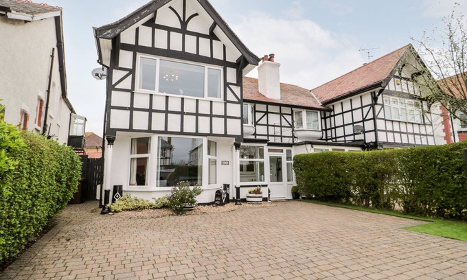 Rhos on Sea Cottage | GLENDALOUGH, pet friendly, luxury holiday cottage in Rhos-On-Sea