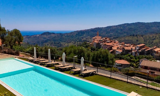 Civezza Apartment | Gloria del Mare - swimming pool with nice sea view