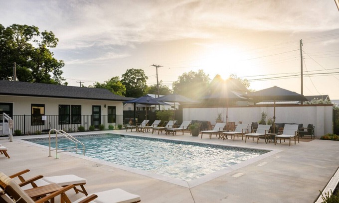 Brazos Hotel | Gloria Inn Unit 3- 5 minutes from Baylor and 2 Blocks to Magnolia