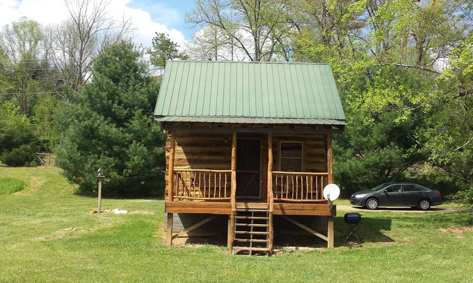 Franklin Cabin | Glory Days Riverfront 1800s log cabin near Gem mines