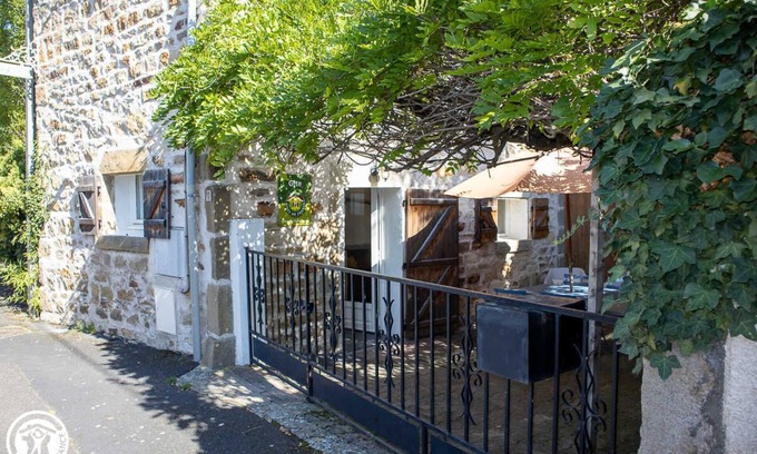 Authezat House | Glycine - Authezat - Gîte
