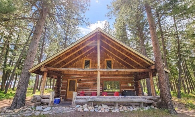 Mazama Cabin | Goat Wall Cabin: log cabin retreat on the meadow