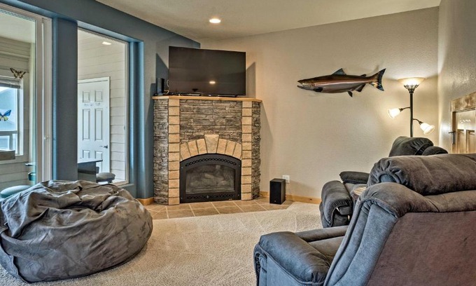 Gold Beach House | Gold Beach Townhome with Ocean Views and Sunroom!