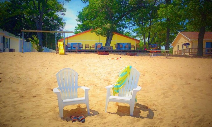 Oscoda Hotel | Gold Coast Family Cottages
