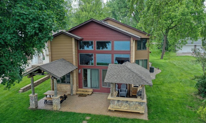 Forest Lake House | Gold Goast - North Shore Trail 3-bedroom on 1st Lake of Forest Lake