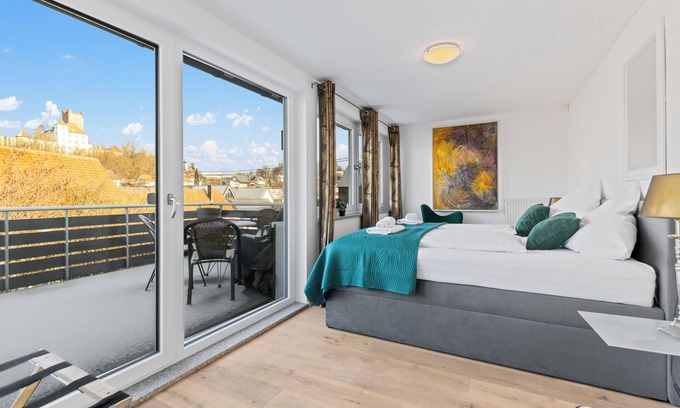 Guenzburg Apartment | GOLDCREAM XL up to 8 people, MODERN, NETFLIX