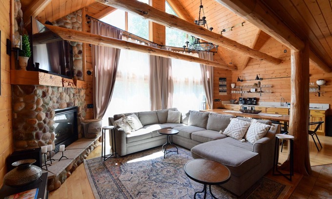 Baraboo House | Golden Bear Lodge Near Ho Chuck Casino