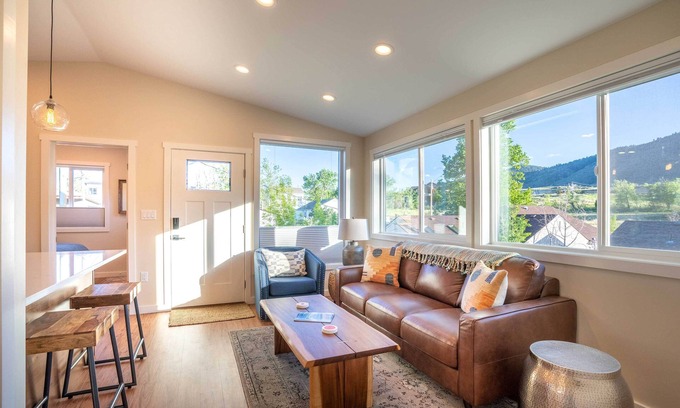 Golden Cottage | Golden Cottage Near Red Rocks & School of Mines!