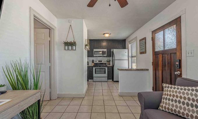 West Park Cottage | Golden Cottage ~ .5 mile to A&M