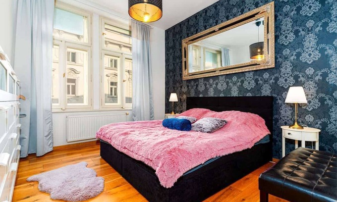 Prague 2 Apartment | Golden Dog Kingdom Su