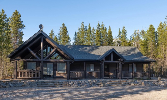 Valemount House | Golden Eagle Cabin Rental