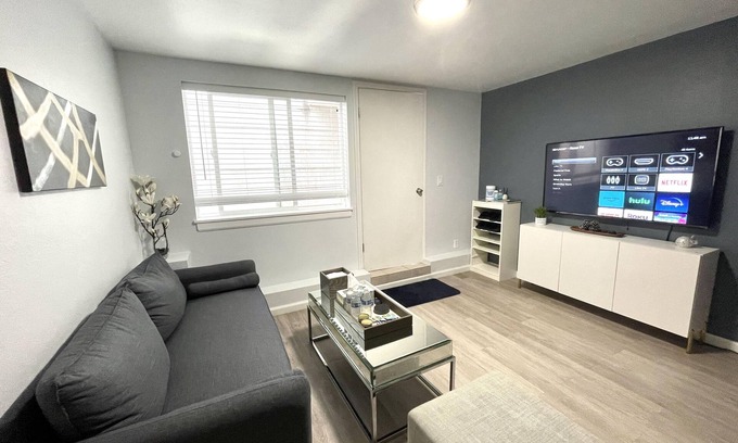 Sunset District Apartment | Golden Gate Park Sweet: 2 BD and 1BA Unit-10MIN to Golden Gate Park