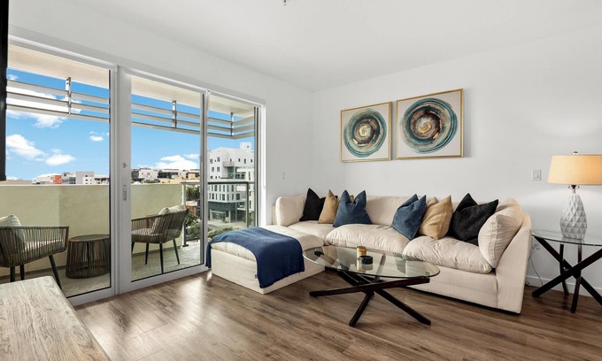 Pico Apartment | Golden Hour Stylish 2BR Coastal Retreat – Walk to Beach, Shops & Dining