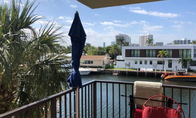 Hallandale Beach Apartment | golden isles suite 315