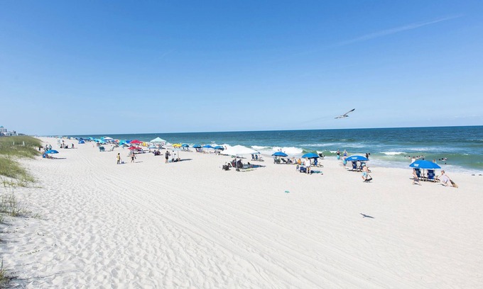 Wilmington Beach Hotel | Golden Sands Carolina Beach Oceanfront, Tapestry by Hilton