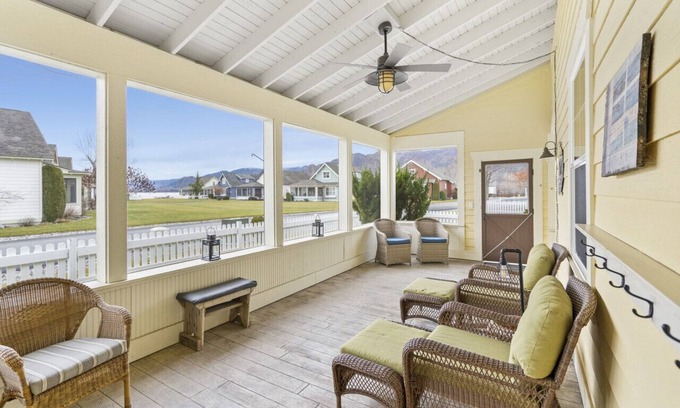 Oroville House | Golden Sands Getaway: 4-Bedroom Beach Beauty